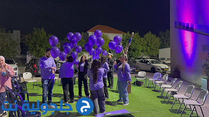 اضاءة المركز الجماهيري في جلجولية باللون البنفسجي بمناسبة اليوم العالمي لذوي الاحتياجات الخاصة